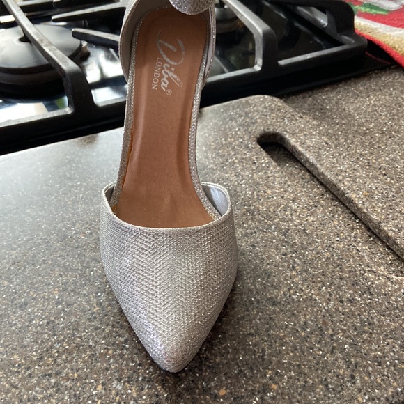 NEW silver pointed toe heels with ankle strap - Picture 3 of 6